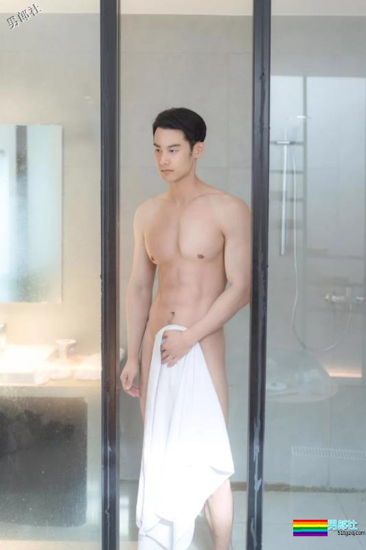 摄影师拍下男人出门洗澡穿衣服的全过程！ - 51虹马