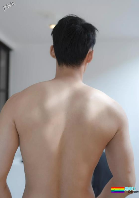 摄影师拍下男人出门洗澡穿衣服的全过程！ - 51虹马