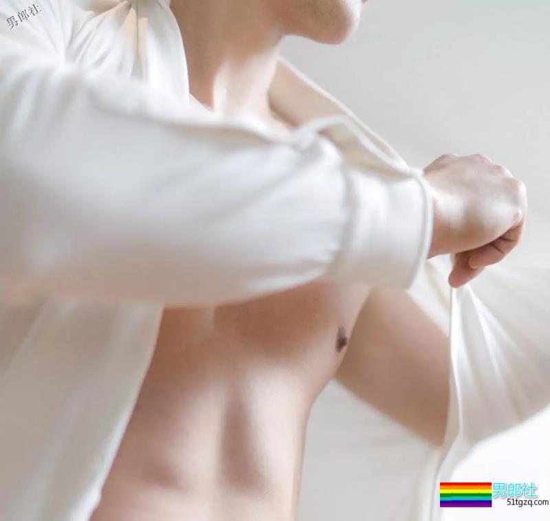 摄影师拍下男人出门洗澡穿衣服的全过程！ - 51虹马