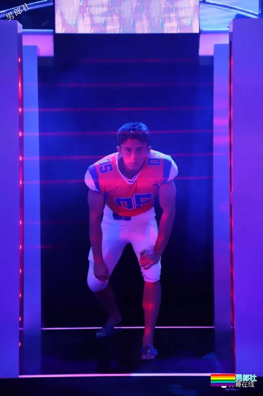 掀衣撩腹肌的网红篮球体育生，上综艺拍杂志，他用腱子肉走出一路风情！-51虹马