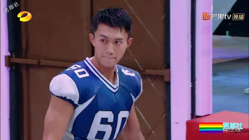 掀衣撩腹肌的网红篮球体育生,上综艺拍杂志,他用腱子肉走出一路风情! - 51虹马 掀衣撩腹肌的网红篮球体育生,上综艺拍杂志,他用腱子肉走出一路风情! - 51虹马