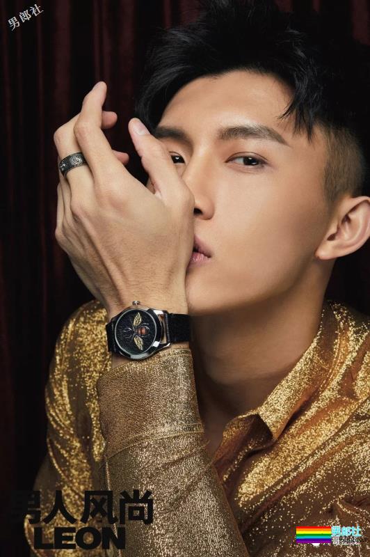 掀衣撩腹肌的网红篮球体育生，上综艺拍杂志，他用腱子肉走出一路风情！ - 51虹马