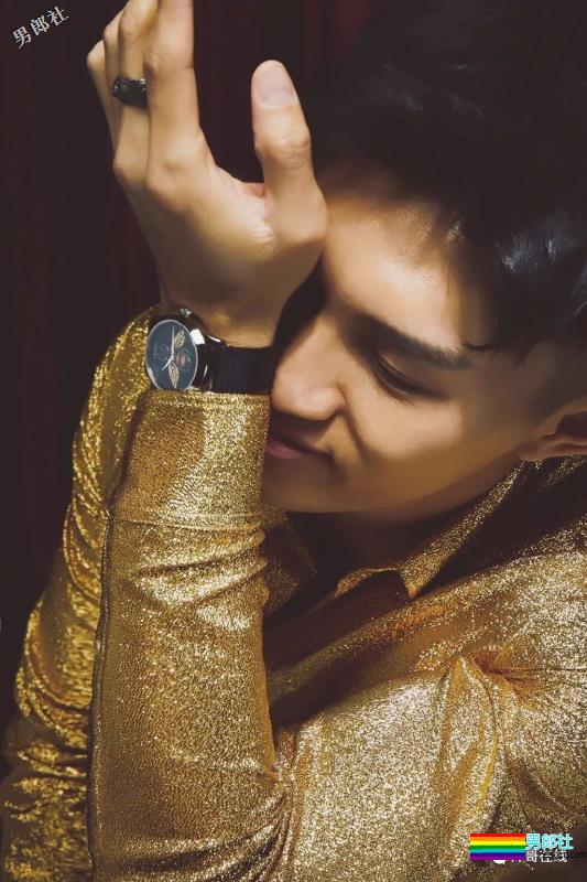 掀衣撩腹肌的网红篮球体育生，上综艺拍杂志，他用腱子肉走出一路风情！ - 51虹马