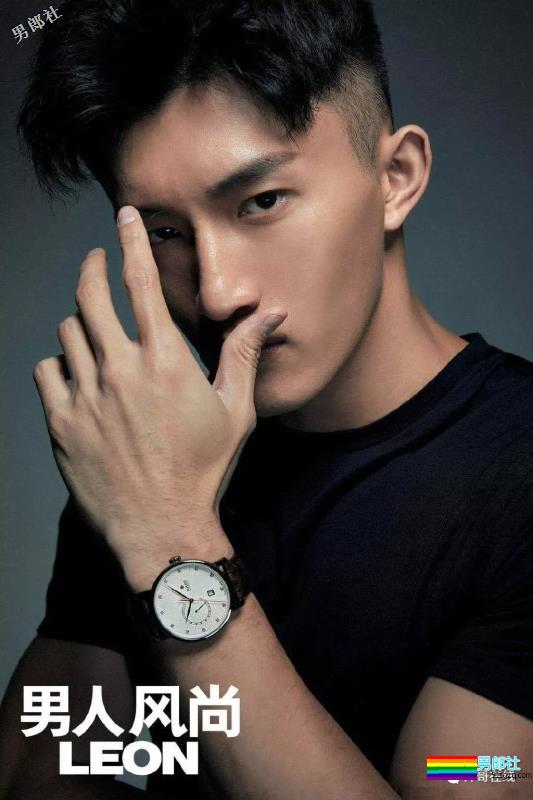 掀衣撩腹肌的网红篮球体育生,上综艺拍杂志,他用腱子肉走出一路风情! - 51虹马 掀衣撩腹肌的网红篮球体育生,上综艺拍杂志,他用腱子肉走出一路风情! - 51虹马