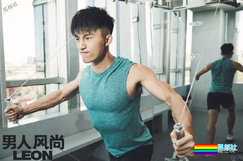 掀衣撩腹肌的网红篮球体育生，上综艺拍杂志，他用腱子肉走出一路风情！ - 51虹马