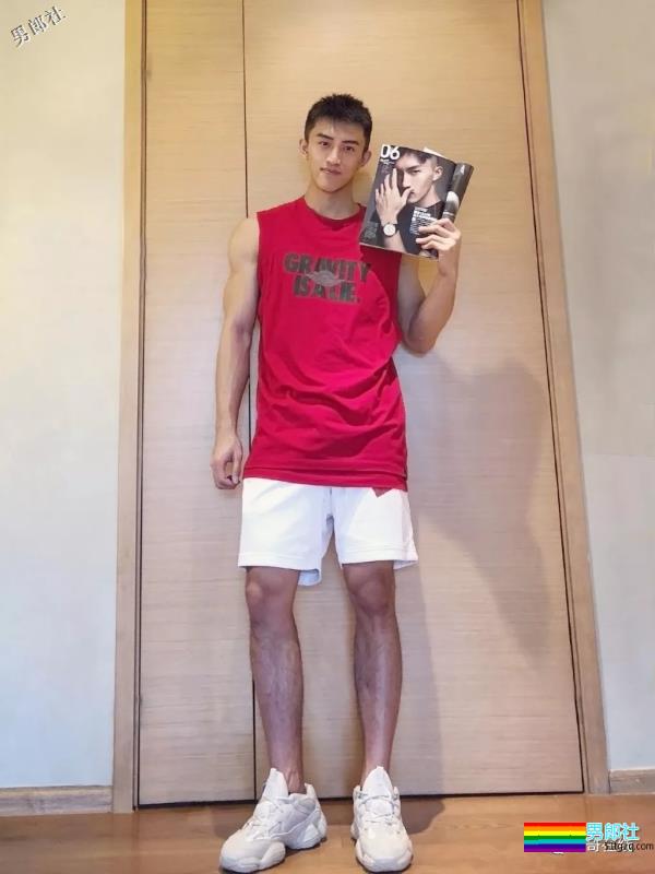 掀衣撩腹肌的网红篮球体育生，上综艺拍杂志，他用腱子肉走出一路风情！ - 51虹马