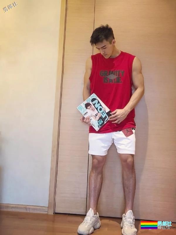 掀衣撩腹肌的网红篮球体育生，上综艺拍杂志，他用腱子肉走出一路风情！ - 51虹马