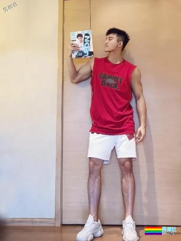 掀衣撩腹肌的网红篮球体育生，上综艺拍杂志，他用腱子肉走出一路风情！ - 51虹马