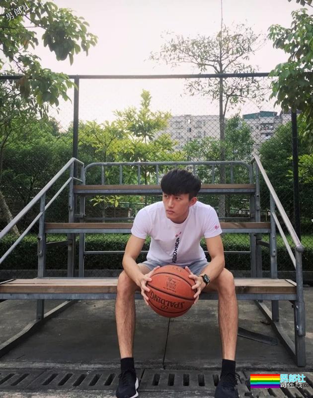 掀衣撩腹肌的网红篮球体育生，上综艺拍杂志，他用腱子肉走出一路风情！ - 51虹马