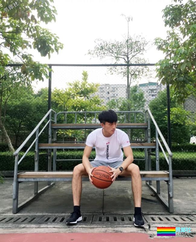 掀衣撩腹肌的网红篮球体育生，上综艺拍杂志，他用腱子肉走出一路风情！ - 51虹马