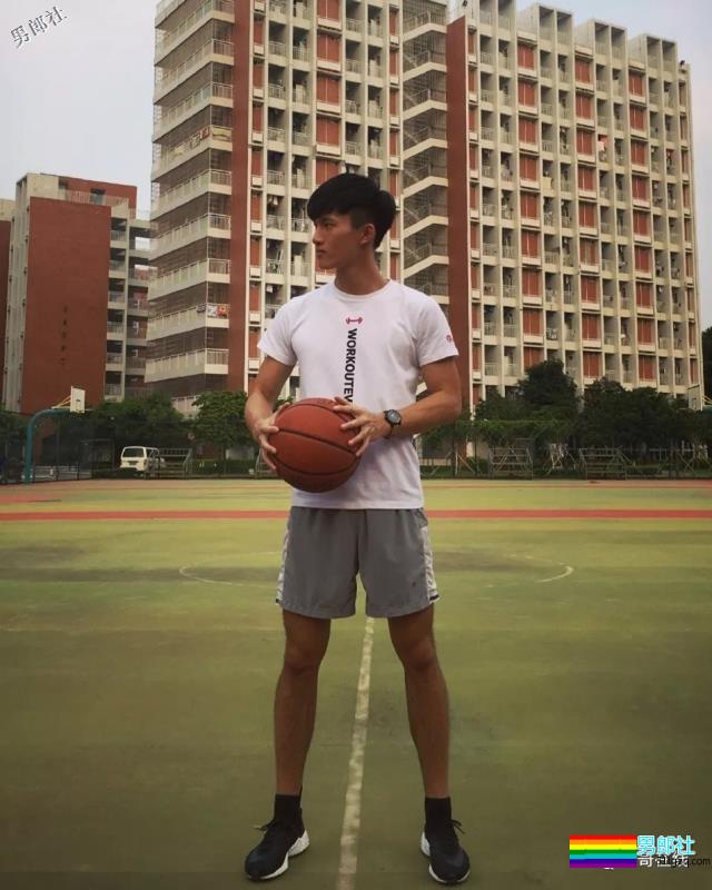 掀衣撩腹肌的网红篮球体育生,上综艺拍杂志,他用腱子肉走出一路风情! - 51虹马 掀衣撩腹肌的网红篮球体育生,上综艺拍杂志,他用腱子肉走出一路风情! - 51虹马