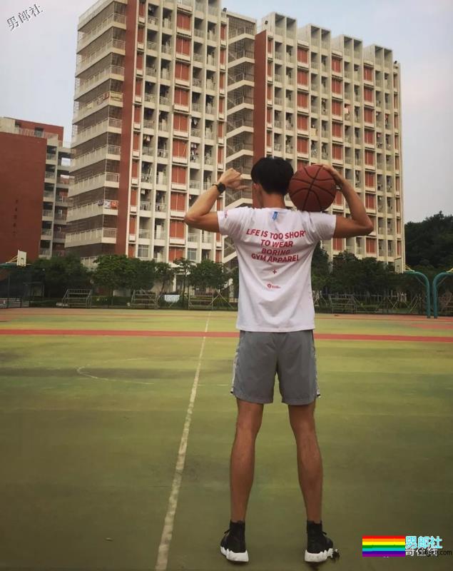 掀衣撩腹肌的网红篮球体育生，上综艺拍杂志，他用腱子肉走出一路风情！ - 51虹马