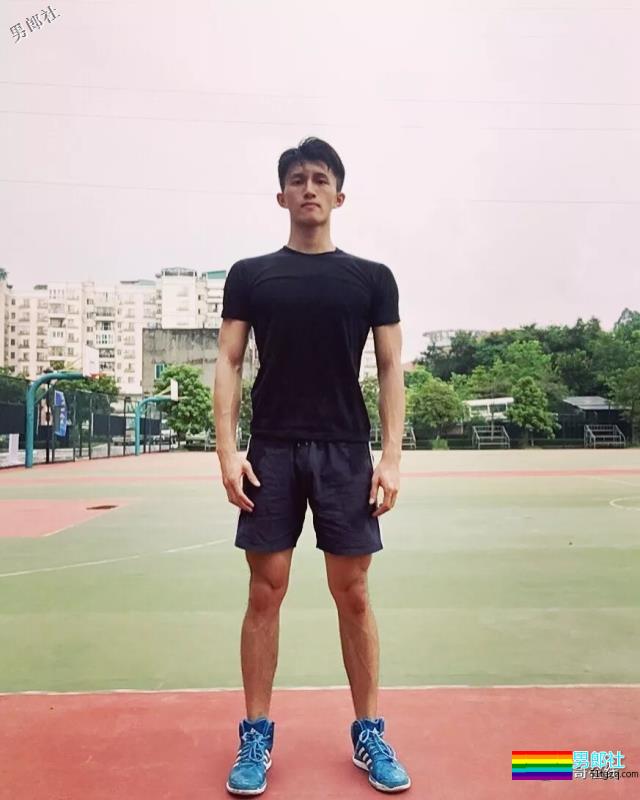 掀衣撩腹肌的网红篮球体育生，上综艺拍杂志，他用腱子肉走出一路风情！ - 51虹马