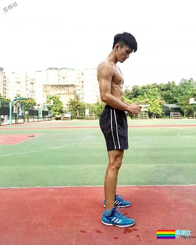 掀衣撩腹肌的网红篮球体育生，上综艺拍杂志，他用腱子肉走出一路风情！ - 51虹马