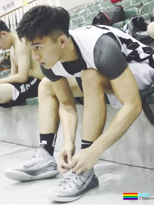 掀衣撩腹肌的网红篮球体育生,上综艺拍杂志,他用腱子肉走出一路风情! - 51虹马 掀衣撩腹肌的网红篮球体育生,上综艺拍杂志,他用腱子肉走出一路风情! - 51虹马