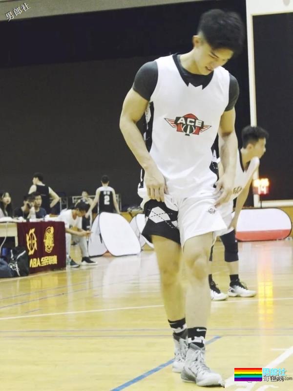 掀衣撩腹肌的网红篮球体育生，上综艺拍杂志，他用腱子肉走出一路风情！ - 51虹马