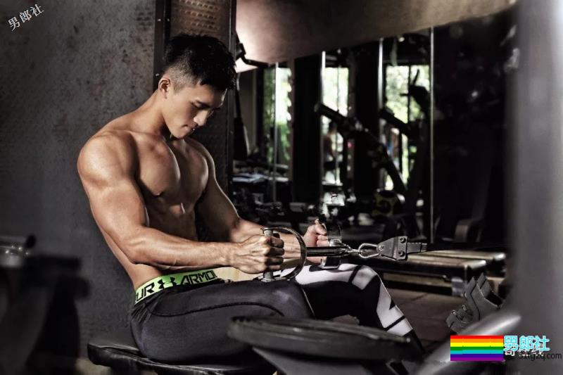 掀衣撩腹肌的网红篮球体育生，上综艺拍杂志，他用腱子肉走出一路风情！ - 51虹马