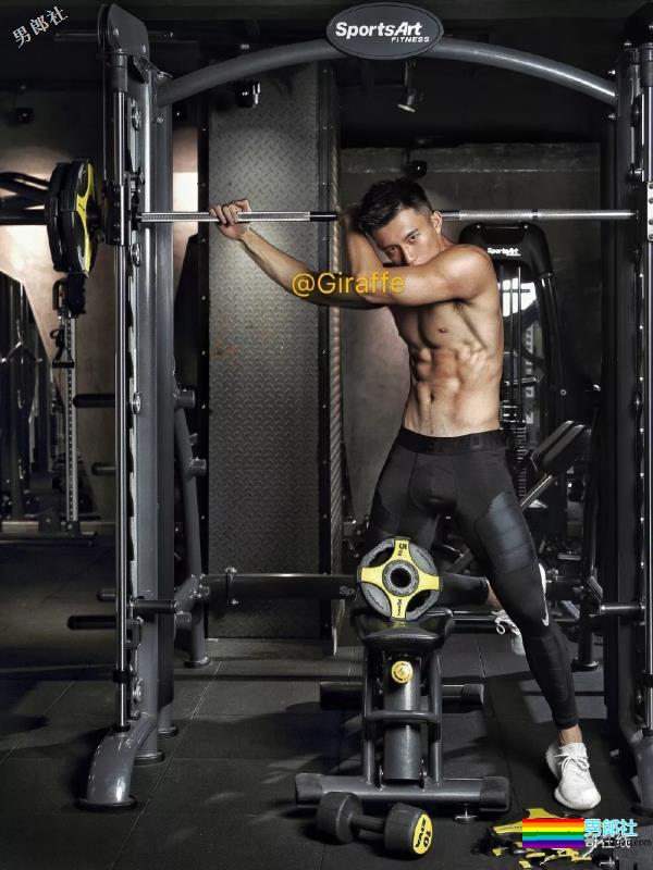 掀衣撩腹肌的网红篮球体育生，上综艺拍杂志，他用腱子肉走出一路风情！ - 51虹马