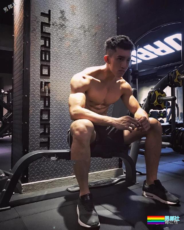 掀衣撩腹肌的网红篮球体育生，上综艺拍杂志，他用腱子肉走出一路风情！ - 51虹马