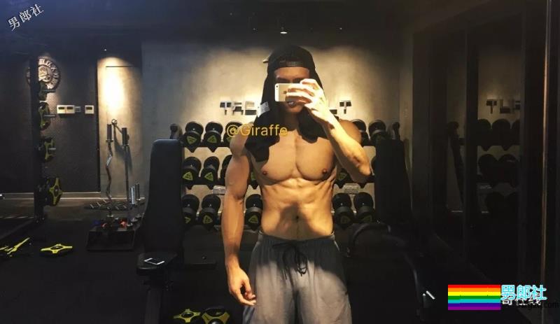 掀衣撩腹肌的网红篮球体育生，上综艺拍杂志，他用腱子肉走出一路风情！ - 51虹马