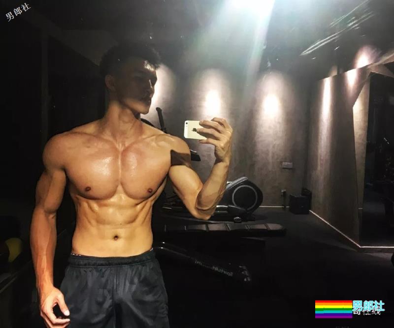 掀衣撩腹肌的网红篮球体育生，上综艺拍杂志，他用腱子肉走出一路风情！ - 51虹马