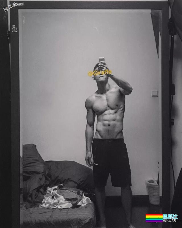 掀衣撩腹肌的网红篮球体育生，上综艺拍杂志，他用腱子肉走出一路风情！ - 51虹马