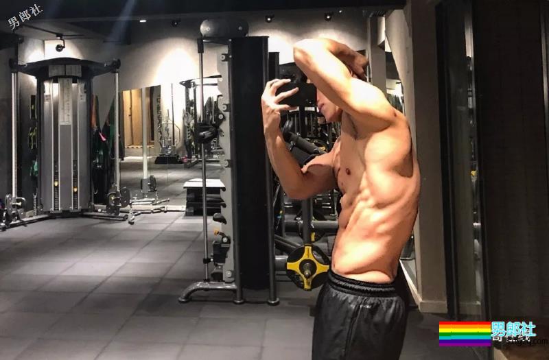 掀衣撩腹肌的网红篮球体育生,上综艺拍杂志,他用腱子肉走出一路风情! - 51虹马 掀衣撩腹肌的网红篮球体育生,上综艺拍杂志,他用腱子肉走出一路风情! - 51虹马