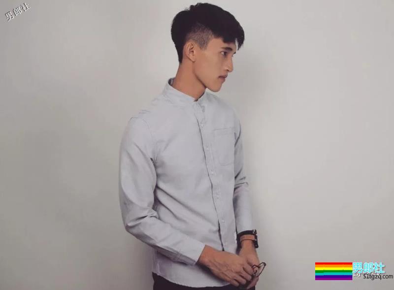 掀衣撩腹肌的网红篮球体育生，上综艺拍杂志，他用腱子肉走出一路风情！ - 51虹马