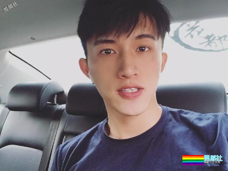 掀衣撩腹肌的网红篮球体育生,上综艺拍杂志,他用腱子肉走出一路风情! - 51虹马 掀衣撩腹肌的网红篮球体育生,上综艺拍杂志,他用腱子肉走出一路风情! - 51虹马