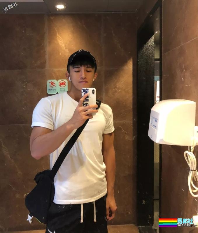 掀衣撩腹肌的网红篮球体育生,上综艺拍杂志,他用腱子肉走出一路风情! - 51虹马 掀衣撩腹肌的网红篮球体育生,上综艺拍杂志,他用腱子肉走出一路风情! - 51虹马