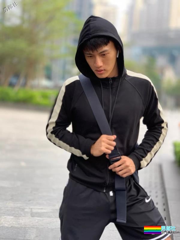 掀衣撩腹肌的网红篮球体育生，上综艺拍杂志，他用腱子肉走出一路风情！ - 51虹马