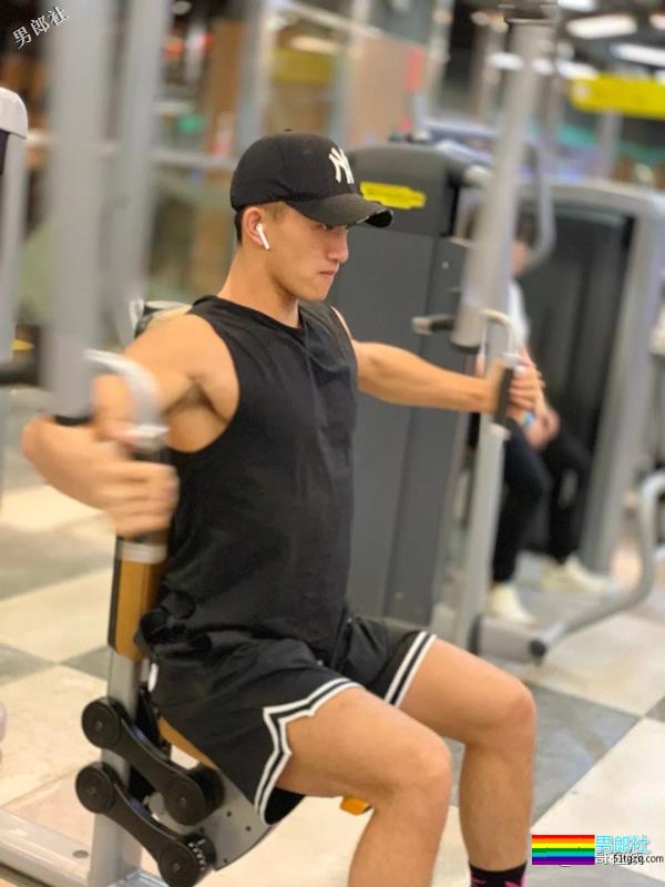 掀衣撩腹肌的网红篮球体育生，上综艺拍杂志，他用腱子肉走出一路风情！ - 51虹马