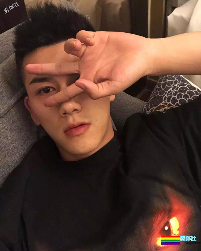 短寸体育生长腿大鼻子，超帅侧颜天菜道具太多，城会玩~ - 51虹马