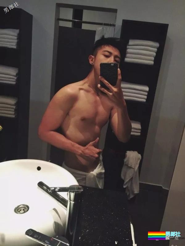 脱掉的肌肉体育生，这一身腱子肉真帅！-51虹马