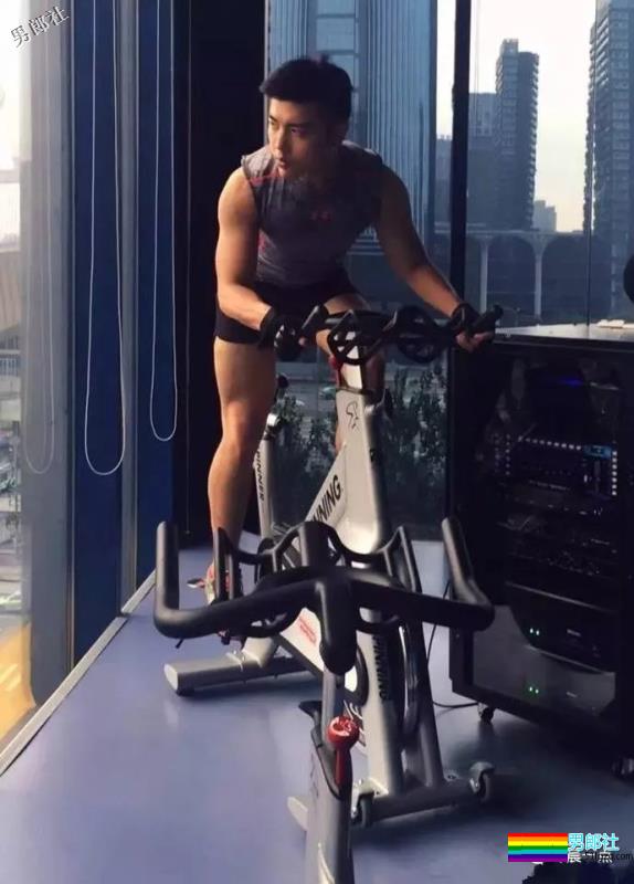 脱掉的肌肉体育生，这一身腱子肉真帅！ - 51虹马