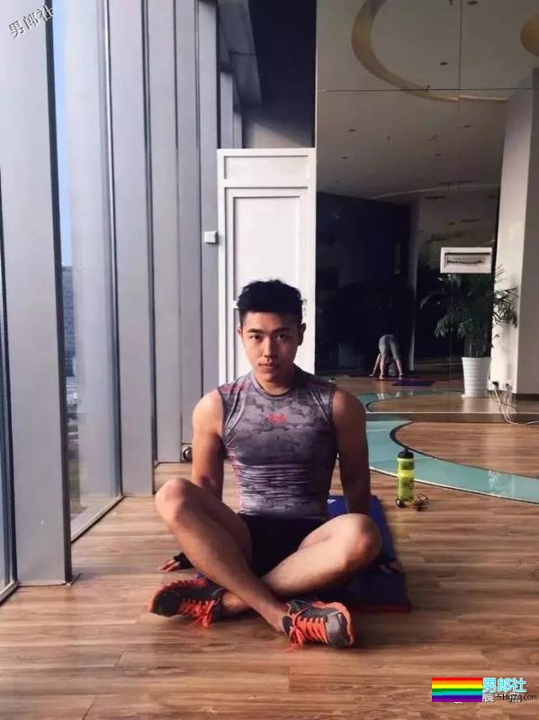 脱掉的肌肉体育生，这一身腱子肉真帅！ - 51虹马