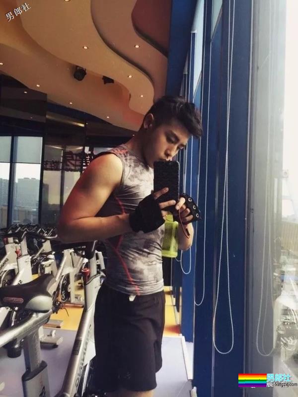 脱掉的肌肉体育生，这一身腱子肉真帅！ - 51虹马