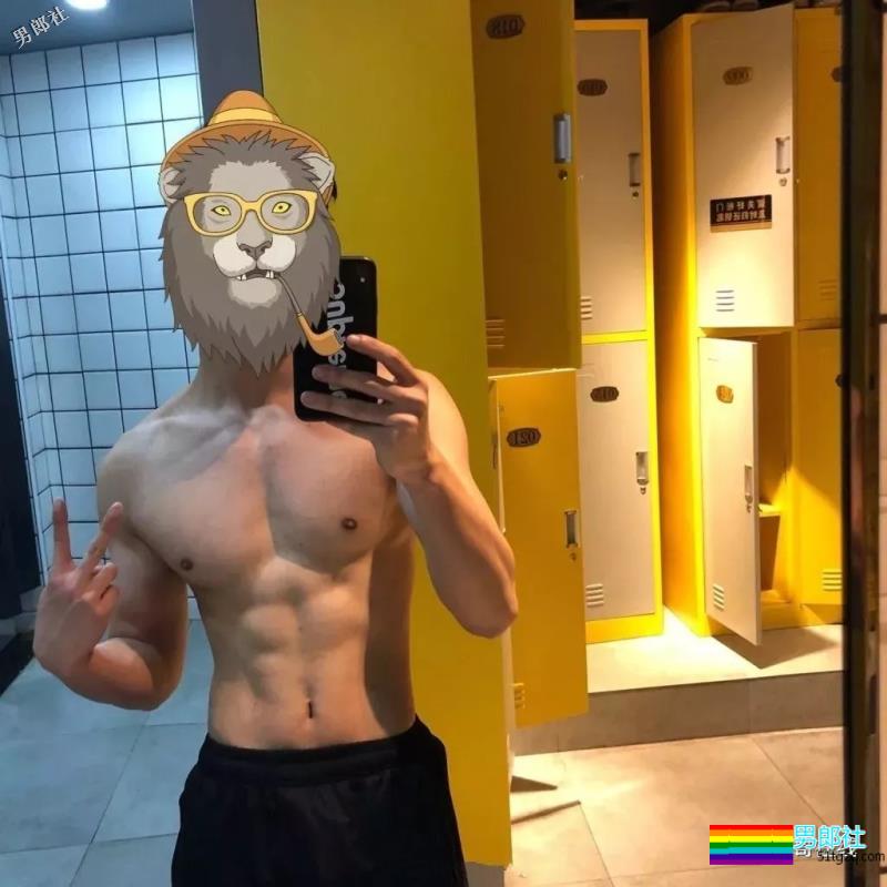 白嫩运动系肌肉男生太奔放，喜欢空挡健身秀身材，实力真是不俗！ - 51虹马