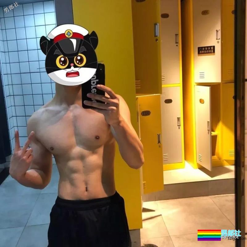 白嫩运动系肌肉男生太奔放，喜欢空挡健身秀身材，实力真是不俗！ - 51虹马