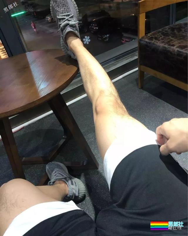 白嫩运动系肌肉男生太奔放，喜欢空挡健身秀身材，实力真是不俗！ - 51虹马