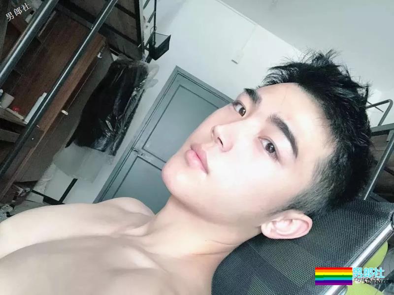 白嫩运动系肌肉男生太奔放，喜欢空挡健身秀身材，实力真是不俗！ - 51虹马