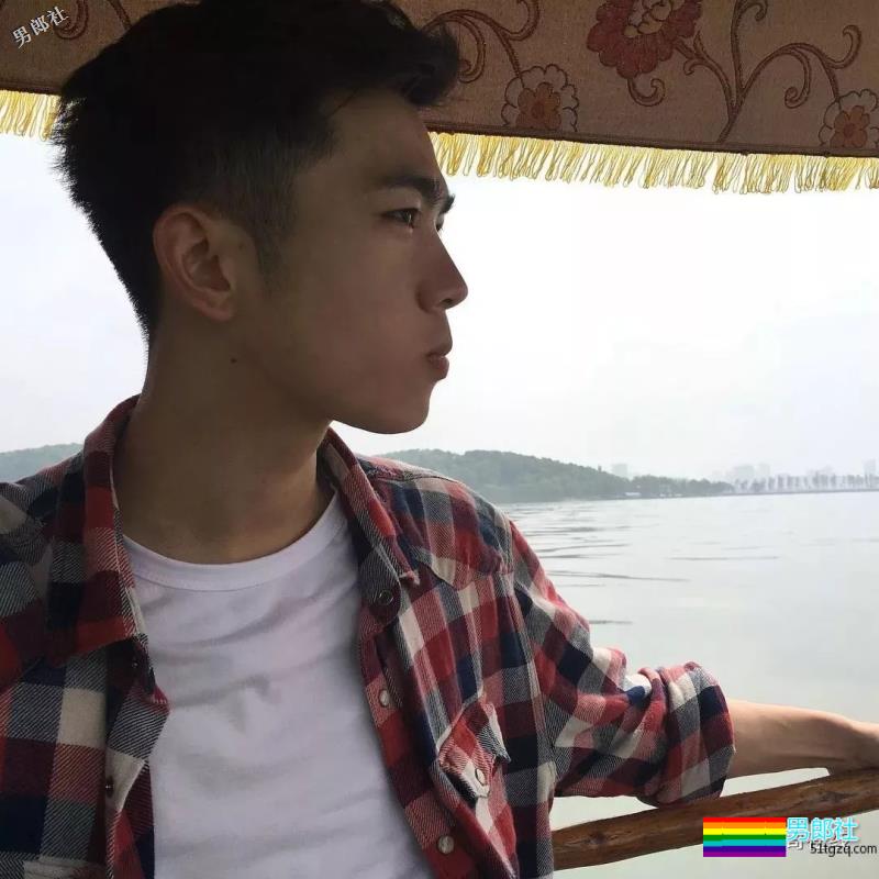 白嫩运动系肌肉男生太奔放，喜欢空挡健身秀身材，实力真是不俗！ - 51虹马