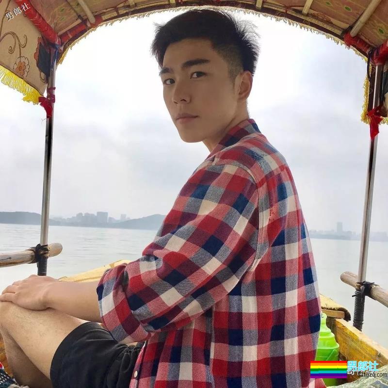 白嫩运动系肌肉男生太奔放，喜欢空挡健身秀身材，实力真是不俗！ - 51虹马