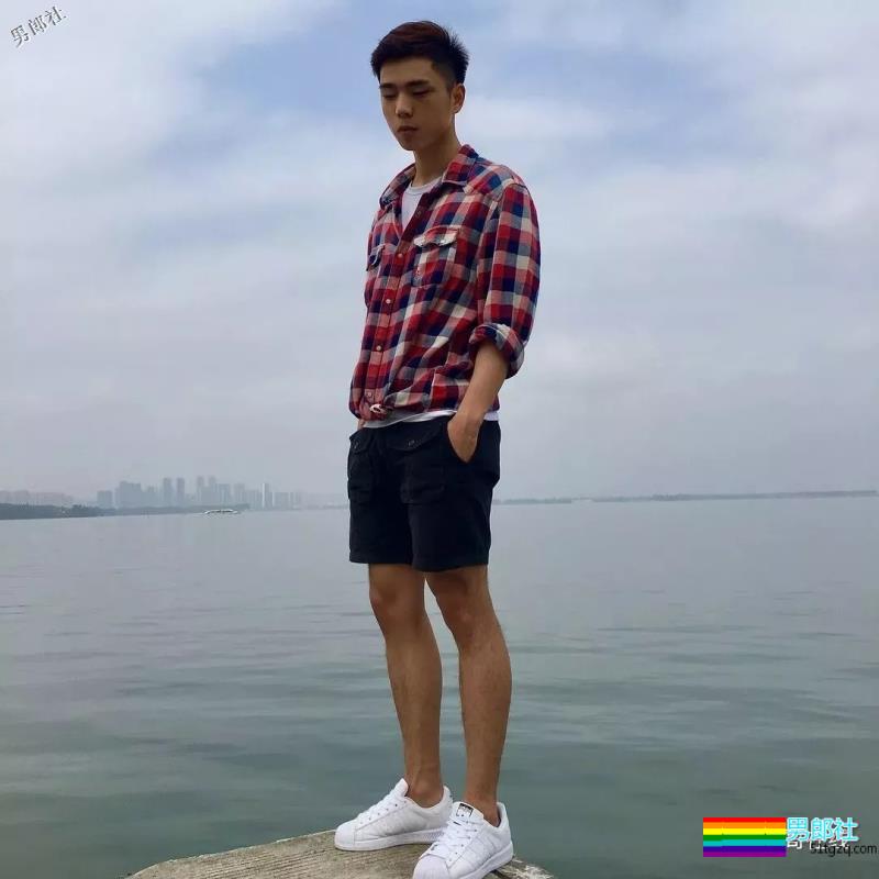 白嫩运动系肌肉男生太奔放，喜欢空挡健身秀身材，实力真是不俗！ - 51虹马