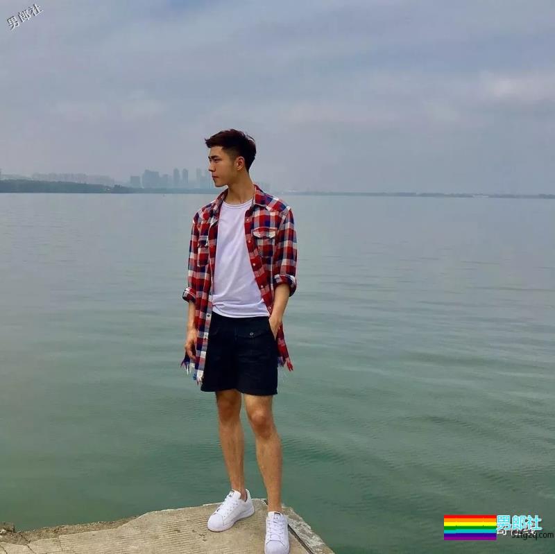 白嫩运动系肌肉男生太奔放，喜欢空挡健身秀身材，实力真是不俗！ - 51虹马