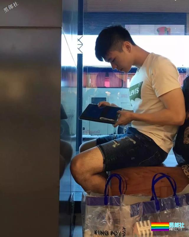 白嫩运动系肌肉男生太奔放，喜欢空挡健身秀身材，实力真是不俗！ - 51虹马