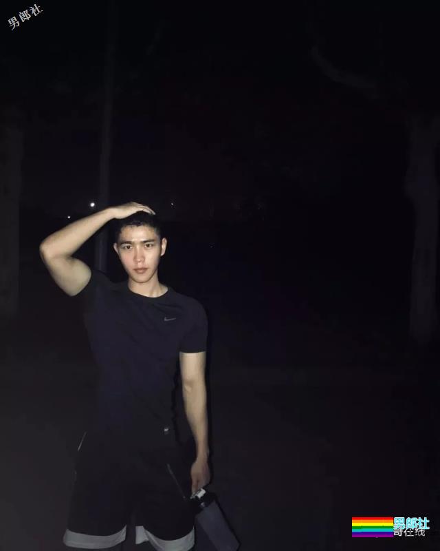 白嫩运动系肌肉男生太奔放，喜欢空挡健身秀身材，实力真是不俗！ - 51虹马