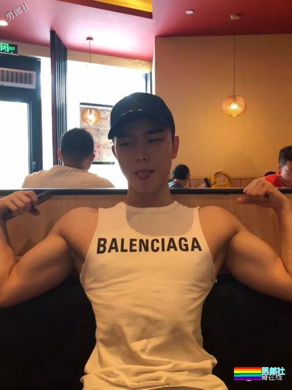 白嫩运动系肌肉男生太奔放，喜欢空挡健身秀身材，实力真是不俗！ - 51虹马