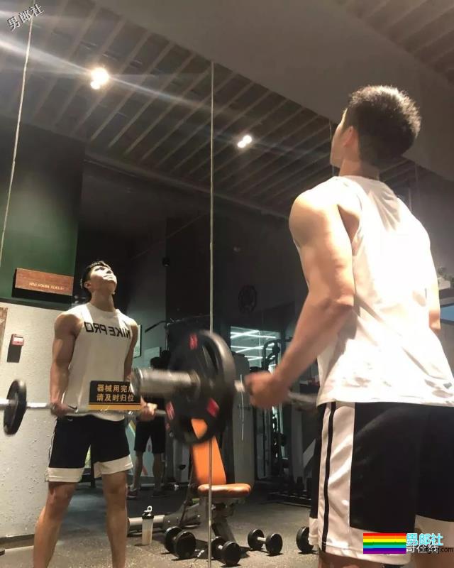 白嫩运动系肌肉男生太奔放，喜欢空挡健身秀身材，实力真是不俗！ - 51虹马