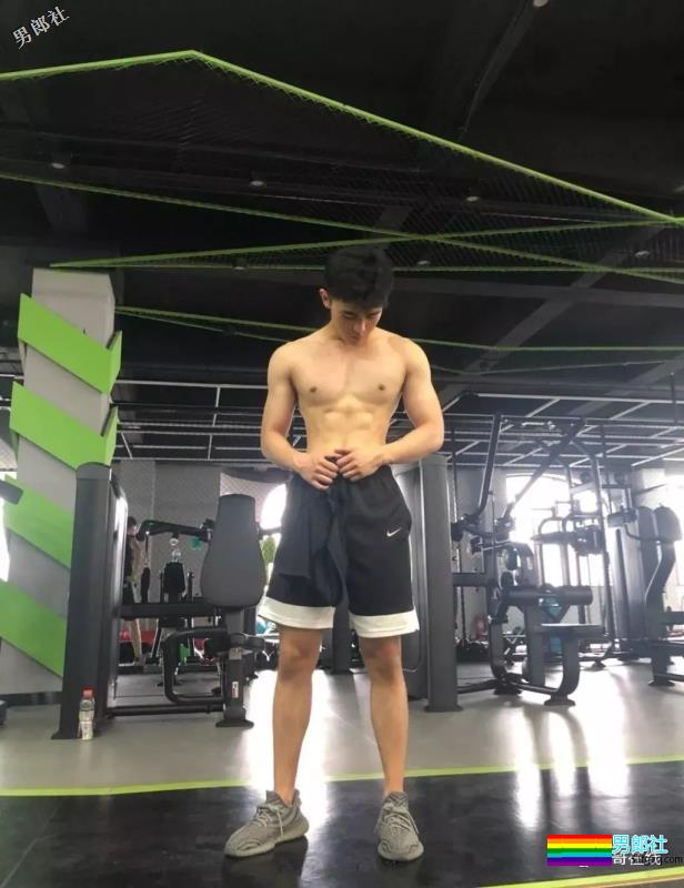白嫩运动系肌肉男生太奔放，喜欢空挡健身秀身材，实力真是不俗！ - 51虹马